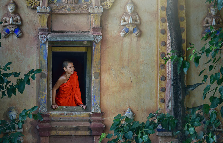 13-482-Monk at temple of Bangkok